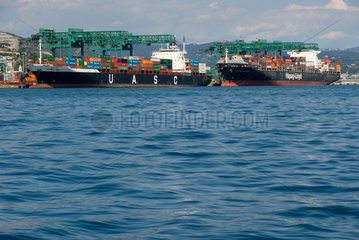 Genua  Ligurien  Containerschiffe der Hapag-Lloyd und der UACS im Hafen von Genua