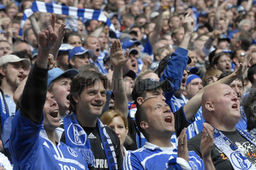 Deutschland  Nordrhein-Westfalen - Fussballfans des FC Schalke 04 in der Veltins Arena