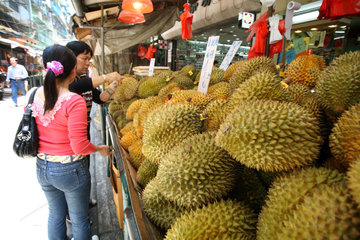 Macau  China  Durian-Fruechte auf einem Marktstand