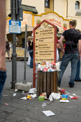 Mosbach  Deutschland  ueberfuellter Papierkorb nach einem Volksfest in der Altstadt
