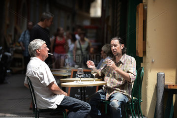 Nizza  Frankreich  zwei Maenner in einem Strassencafe in der Altstadt Nizzas