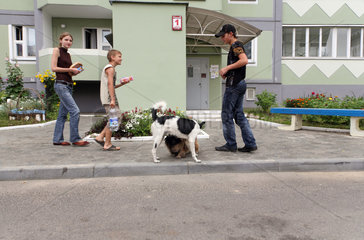 Minsk  Weissrussland  Szene vor dem Wohnblock in einer Wohnsiedlung