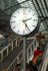 Berlin  Deutschland  Uhr im Berliner Hauptbahnhof