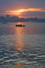 Phnom Penh  Kambodscha  Silhouette eines Fischerbootes vor der Skyline