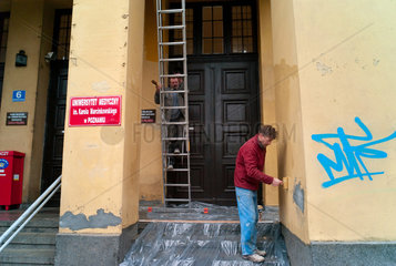 Posen  Polen  Maler streichen die Fassade der medizin. Fakultaet der Universitaet Poznan