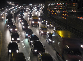 Berlin  Deutschland  zaehfliessender Verkehr auf der Stadtautobahn A 100 bei Nacht