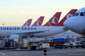 Istanbul  Tuerkei  Maschinen der Fluggesellschaft Turkish Airlines auf dem Vorfeld