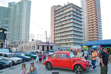 Havanna  Kuba  Besucher auf einer Show privater aufgemotzter Autos