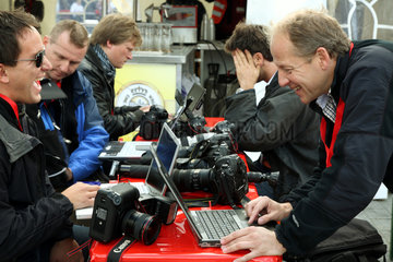 Berlin  Deutschland  Pressefotografen mit Laptops