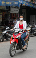 Hanoi  Vietnam  Mopedfahrerin auf der Strasse