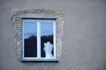 Berlin  Deutschland  Torso einer Schaufensterpuppe in einem Fenster