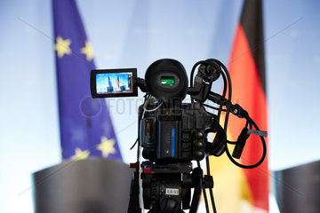Berlin  Deutschland - TV-Kamera auf Stativ. Vor einer Pressekonferenz im Auswaertigen Amt.