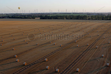 Magdeburg  Deutschland  Luftbildaufnahme  Heuballen auf einem gemaehten Feld