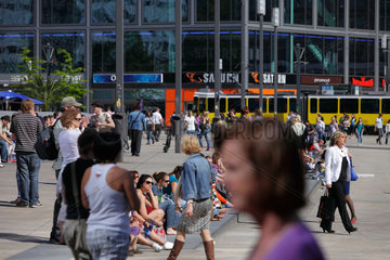 Berlin  Deutschland  Passanten am Alexanderplatz in Berlin-Mitte