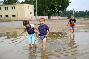 Bajary  Weissrussland  Kinder spielen in einer Pfuetze