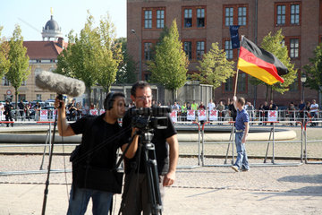 Potsdam  Deutschland  TV-Journalisten am Rande einer Demo der DVU