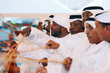 Dubai  Vereinigte Arabische Emirate  Araber fuehren einen Stocktanz auf