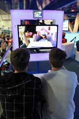 Berlin  Deutschland  Jungen sehen sich auf der Jugendmesse YOU selbst in einem Monitor