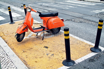 Lissabon  Portugal  parkender Motorroller auf einem Parkplatz fuer Zweiraeder