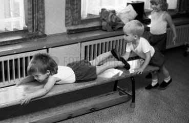 Berlin  DDR  kleine Kinder beim Sportunterricht in einer Kindertagesstaette