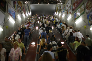 Minsk  Weissrussland  die mit Menschen gefuellte Rolltreppe in der Metrostation Jakub-Kolas-Platz