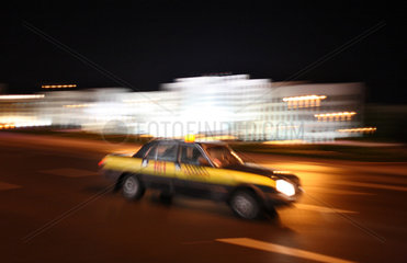 Minsk  Weissrussland  Taxi vor einem Repraesentationsgebaeude