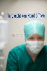Essen  Deutschland  Krankenhaus  eine OP-Schwester vor der OP-Schleuse