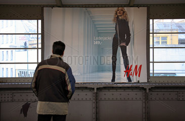 H&M-Plakat am U-Bahnhof Kottbusser Tor in Berlin-Kreuzberg