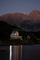 St. Moritz  Schweiz  Hotel Waldhaus am St. Moritzersee in der Abenddaemmerung
