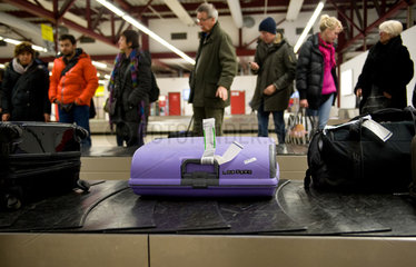 Berlin  Deutschland  Reisende warten auf ihr Gepaeck auf dem Flughafen Berlin-Tegel
