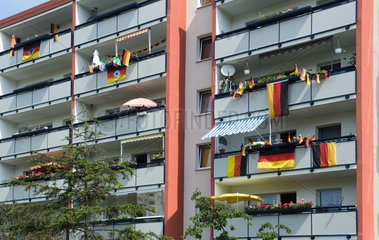 Berlin  Deutschland  deutsche Nationalfahnen schmuecken Balkone zur Fussball-WM