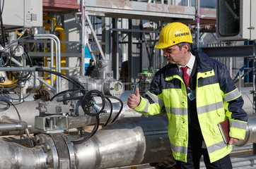 Ludwigsfelde  Deutschland  Siemens-Projektleiter Jerry Klopf bei der Brennstoffversorgungsleitung des Siemens Clean Energy Center