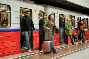 Warschau  Polen  Menschen in der Metro an einer Metrostation