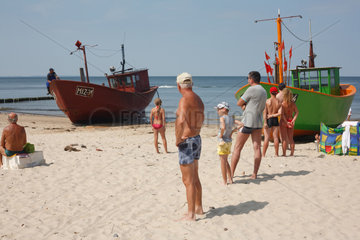 Misdroy  Polen  Urlauber betrachten ein Fischerboot am Strand