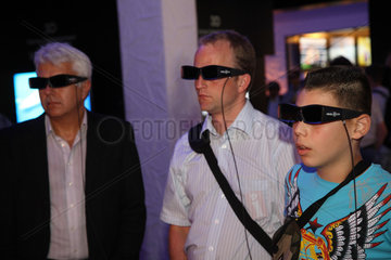 Berlin  Deutschland  Besucher mit 3D Shutterbrillen auf der IFA