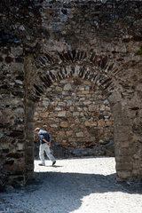 Marvao  Portugal  Mann an einem Durchgang der alten Stadtmauer
