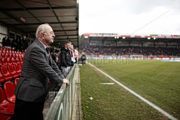 Berlin  Deutschland  Fussballtrainer  Heinz Werner  verfolgt ein Fussballspiel im Berliner Union Stadion