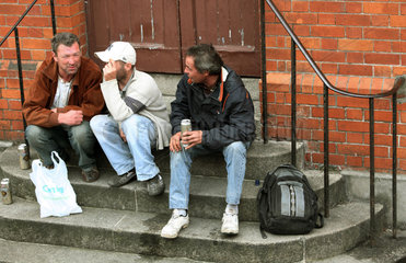 Dublin  Irland  Maenner sitzen auf einer Treppe
