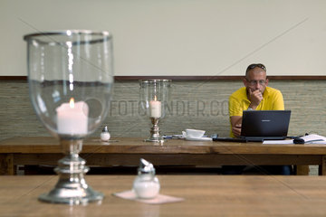 Berlin  Deutschland  ein Mann mit Laptop in einem Cafe