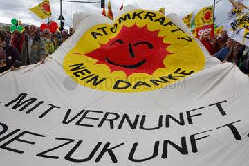 Berlin  Deutschland  Menschen auf einer Anti-Atom-Demonstration im Regierungsviertel
