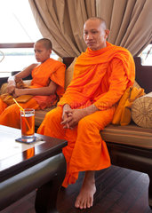 Phnom Penh  Kambodscha  buddhistische Moenche auf dem Flussschiff Jayavarman