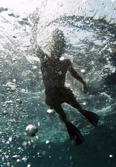 Alicudi  Italien  Silhouette  Junge taucht im Meer