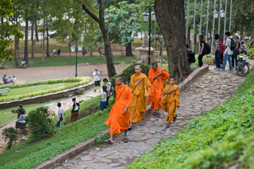 Phnom Penh  Kambodscha  buddhistische Moenche in der Parkanlage am Wat Phnom