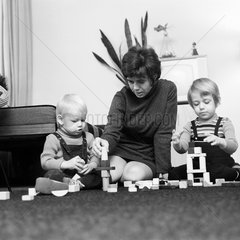 Berlin  DDR  Mutter mit Kindern beim Spielen