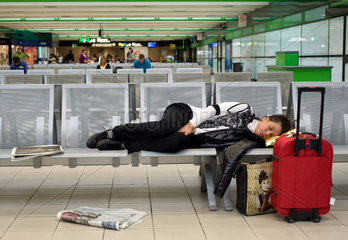 Bergamo  Italien  schlafende Frau am Flughafen