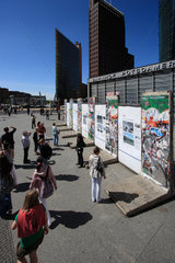 Berlin  Deutschland  Touristen vor Mauersegmenten am Potsdamer Platz