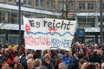 Berlin  Deutschland  GEW-Demonstranten bei der Kundgebung am Alexanderplatz