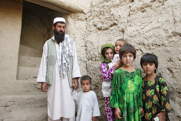 Kanam  Afghanistan  Witwer mit seinen Kindern