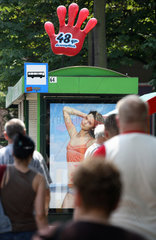Posen  Polen  Menschen gehen Richtung Bushaltestelle