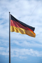 Berlin  Deutschland  die Deutschlandfahne vor dem Reichstag